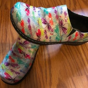 Super cute nurse / doctor clogs by KLOGS 🌸😊